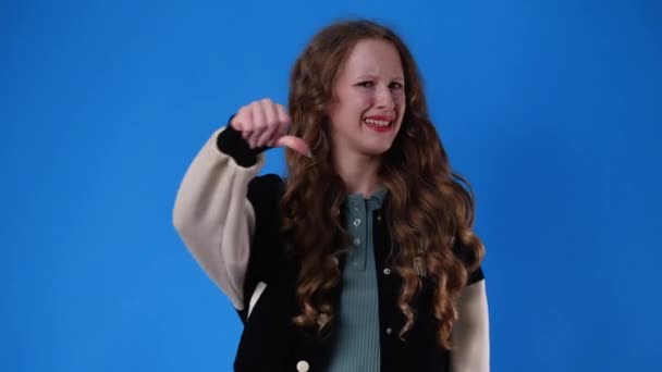 Slow Motion Video One Girl Negative Facial Expression Showing Thumb — Stok video