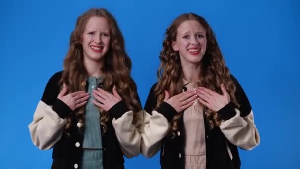 4Kスローモーションビデオの双子の女の子ジェスチャーなし以上青の背景 感情の概念 — ストック動画