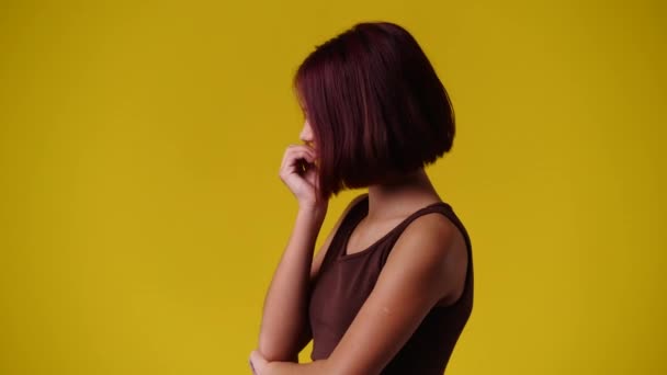 Vídeo Uma Garota Pânico Fundo Amarelo Conceito Emoção — Vídeo de Stock