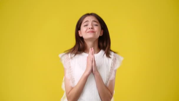 Slow Motion Video Girl Begging Something Yellow Background Concept Emotions — Stockvideo