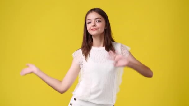 Video Jedné Dívky Tančící Žlutém Pozadí Pojetí Emocí — Stock video