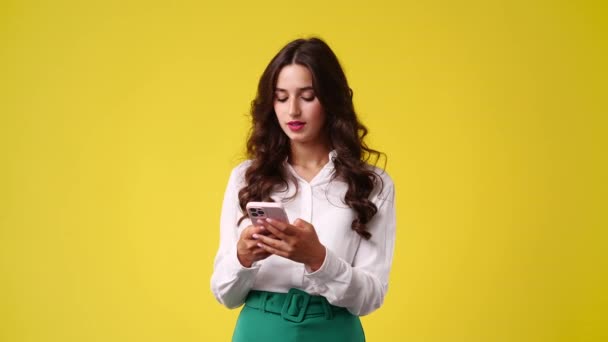 Video Cámara Lenta Hermosa Chica Haciendo Selfie Sobre Fondo Amarillo — Vídeos de Stock