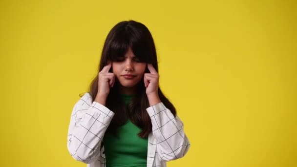 Slow Motion Video One Girl Feeling Bad Yellow Background Concept — Αρχείο Βίντεο