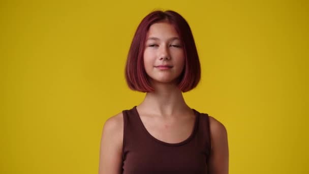 Slow Motion Video One Girl Looking Side Side Yellow Background — Vídeos de Stock