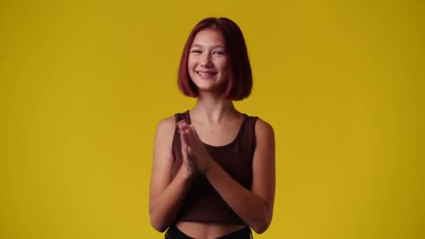 Video Excited Girl Clapping Hands Yellow Background Concept Emotions — Αρχείο Βίντεο