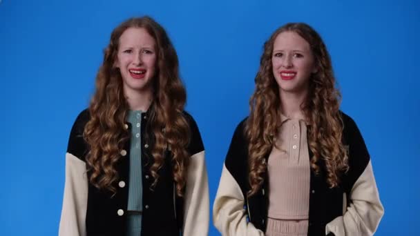 4Kスローモーションビデオの双子の女の子ジェスチャーなし以上青の背景 感情の概念 — ストック動画