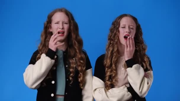 4Kスローモーションビデオの青の背景の上に輝く双子の女の子 感情の概念 — ストック動画