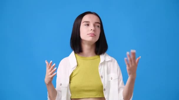 4Kスローモーションビデオの女の子も熱い感じと彼女の顔の前で彼女の手を移動 感情の概念 — ストック動画
