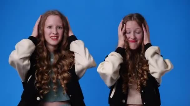 2人の女の子の4Kスローモーションビデオ彼らの耳を閉じて 感情の概念 — ストック動画