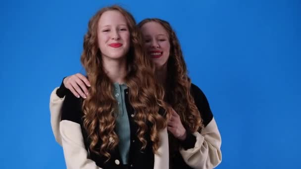 Slow Motion Video Two Twin Girls Smiling Looking Camera Concept — Stock Video