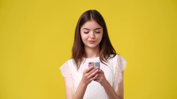Slow Motion Video One Girl Sending Message Positive Facial Expression — Vídeo de Stock