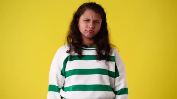 否定的な表情をした1人の少女の4Kスローモーションビデオ 感情の概念 — ストック動画