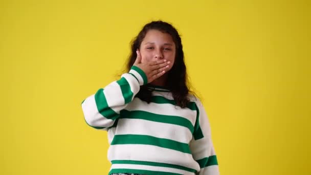 Lassított Felvétel Egy Lányról Aki Légcsókot Küld Sárga Háttérrel Fogalom — Stock videók