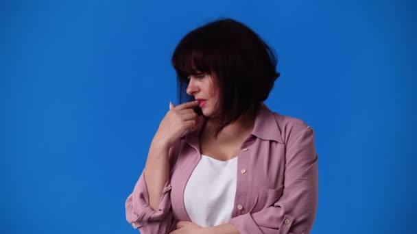 Slow Motion Video One Woman Panic Bluee Background Concept Emotion — Vídeos de Stock