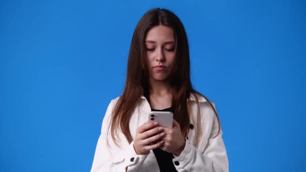 肯定的な表情でメッセージを送る1人の少女の4Kスローモーションビデオ 感情の概念 — ストック動画