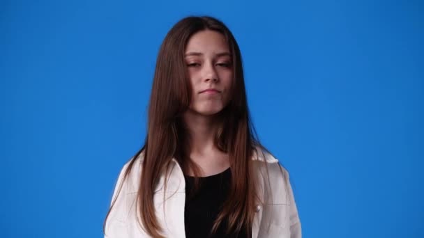 1人の女の子の4Kスローモーションビデオ青い背景の上にジェスチャーなし 感情の概念 — ストック動画