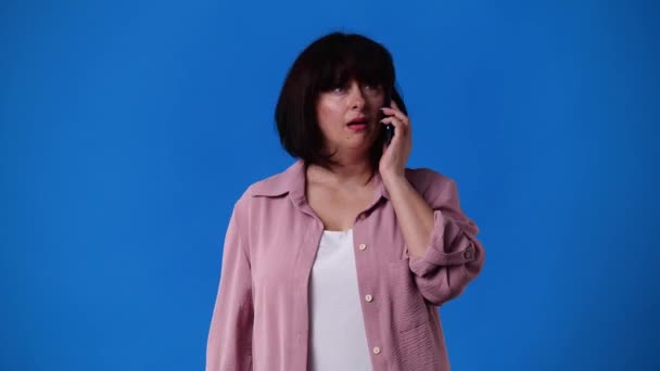 Видео Замедленного Действия Одна Женщина Разговаривает Телефону Концепция Эмоций — стоковое видео
