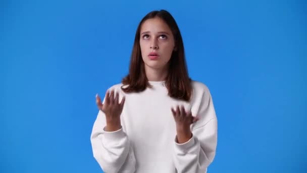 4Kスローモーションビデオの女の子も熱い感じと彼女の顔の前で彼女の手を移動 感情の概念 — ストック動画