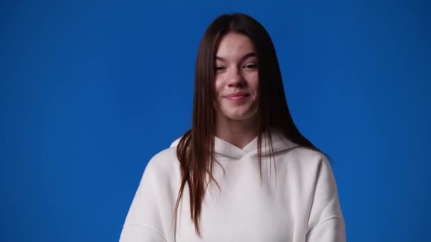 一个女孩在蓝色背景下假扮成视频的4K视频 情绪的概念 — 图库视频影像