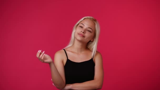 4Kビデオの若い女の子がピンクの背景の上であくびをしています 感情の概念 — ストック動画
