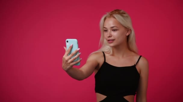 ピンクの背景をストリーミングしている1人の女の子の4Kビデオ ブロガーの概念 — ストック動画