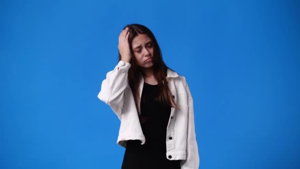 Video Gerak Lambat Dari Seorang Gadis Mengalami Sakit Kepala Atas — Stok Video