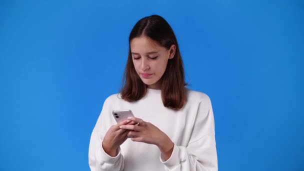 否定的な表情でメッセージを送る1人の少女の4Kスローモーションビデオ 感情の概念 — ストック動画