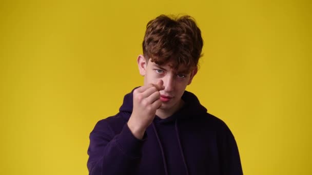 Video One Man Gesturing Come Here Yellow Background Concept Emotions — Vídeo de Stock