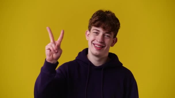 Video One Man Showing Two Fingers Yellow Background Concept Emotions — Αρχείο Βίντεο
