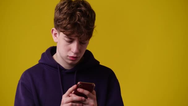Video One Man Using Phone Yellow Background Concept Emotions — Video
