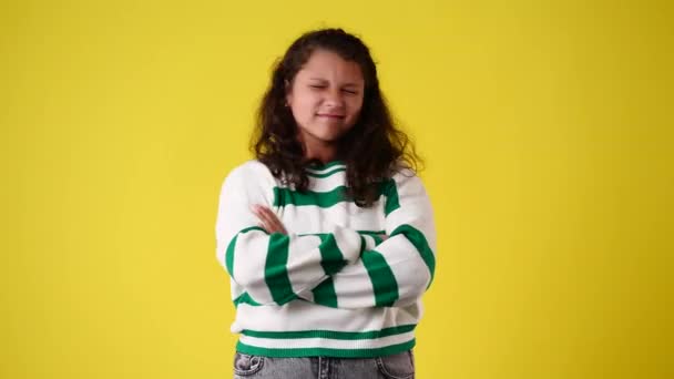 Zeitlupenvideo Eines Mädchens Mit Negativem Gesichtsausdruck Konzept Der Emotionen — Stockvideo