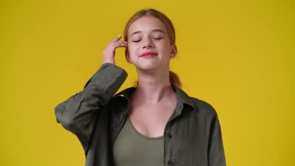 4K视频的空白情感一个女孩的黄色背景 空白情感的概念 — 图库视频影像