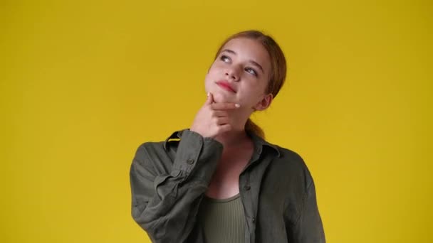 Slow Motion Video Girl Thinking Something Yellow Background Concept Emotions — Wideo stockowe