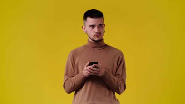Vídeo Homem Usando Telefone Sobre Fundo Amarelo Conceito Emoção — Vídeo de Stock