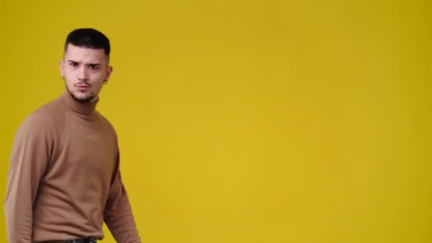 Video Hombre Pensando Algo Sobre Fondo Amarillo Concepto Emociones — Vídeo de stock