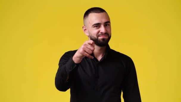 Video One Man Pointing Someone Yellow Background Concept Emotions — ストック動画