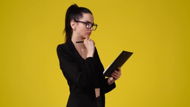 Video One Girl Which Notes Something Pen Tablet Yellow Background — Stock videók