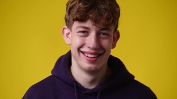 Video Jednoho Kudrnatého Muže Usmívajícího Žlutém Pozadí Pojetí Emocí — Stock video