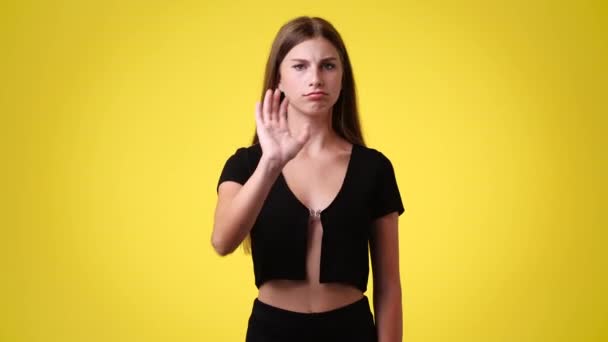 Відео Однієї Дівчини Яка Зупиняється Негативно Реагує Щось Над Жовтим — стокове відео