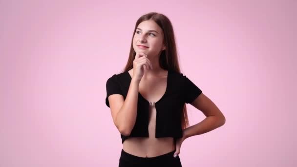 Slow Motion Video One Girl Who Holding His Chin Thinks — Stok video