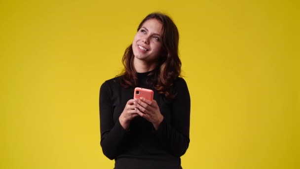 4K视频 一个女人输入文字 抬头看黄色背景 情绪的概念 — 图库视频影像