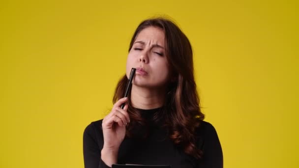 Video One Woman Which Thinks Notes Something Pen Tablet Yellow — Stok video