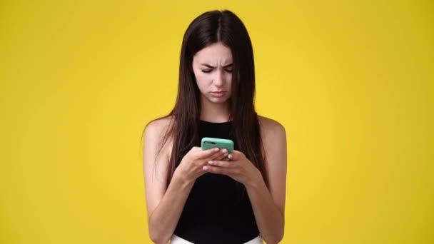 Video Eines Mädchens Mit Negativem Gesichtsausdruck Das Text Auf Gelbem — Stockvideo