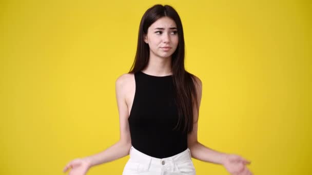 Βίντεο Από Ένα Κορίτσι Αμφιβάλλει Για Κίτρινο Φόντο Έννοια Των — Αρχείο Βίντεο