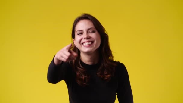 Video One Woman Laughs Pointing His Finger Yellow Background Concept — 图库视频影像