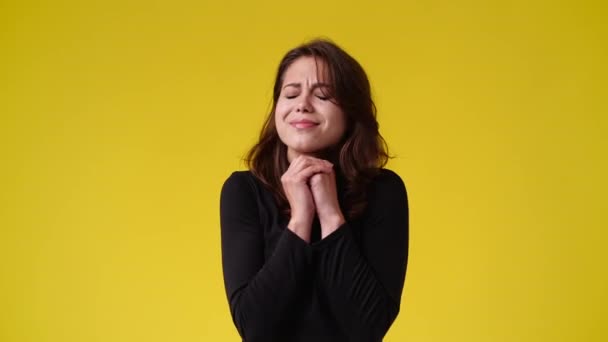 Video One Woman Crosses His Fingers Believes Something Yellow Background — Stok video