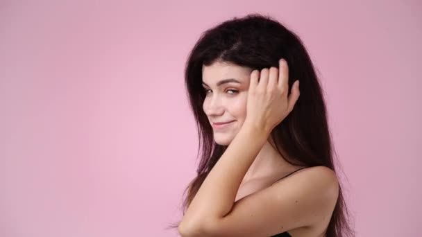 Bir Kızın Videosu Saçını Düzeltiyor Pembe Arka Planda Tatlı Tatlı — Stok video