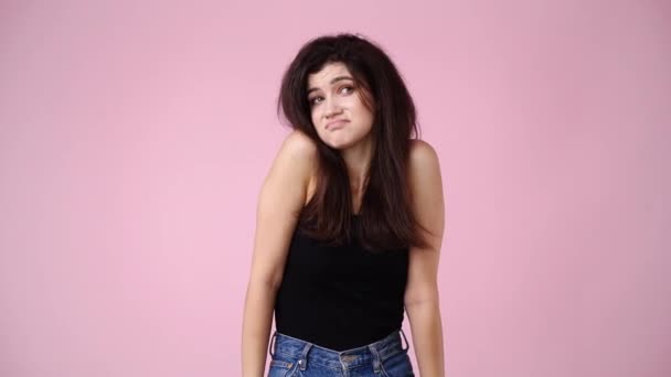 Videó Egy Aranyos Lány Kételkedik Rózsaszín Háttér Érzelmek Fogalma — Stock videók