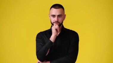 Bir fikri olan ve parmağını kaldıran bir adamın 4K videosu. Duyguların kavramı.