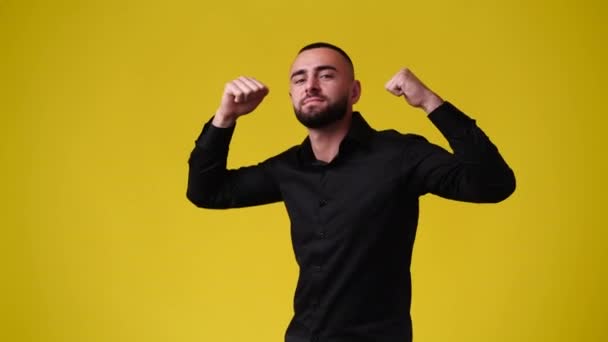 Video One Man Dancing Yellow Background Concept Emotions — Stock video